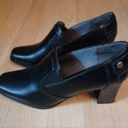  Life Stride soft style shoes