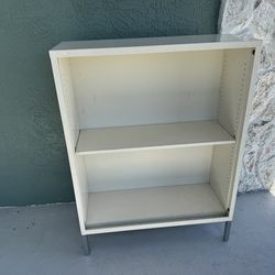Metal cabinet with adjustable shelf