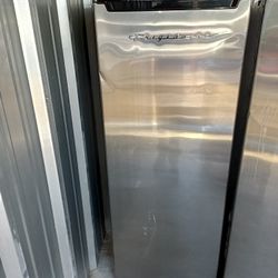 Gently Used 6.5 Cubic Ft Frezzer Light Damage On Out Side Of Freezer But Works Great $25 Dey Fee Milwaukee!!