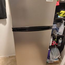 
❄️ Refrigerator Frigidaire 7.5 - Excellent Condition!