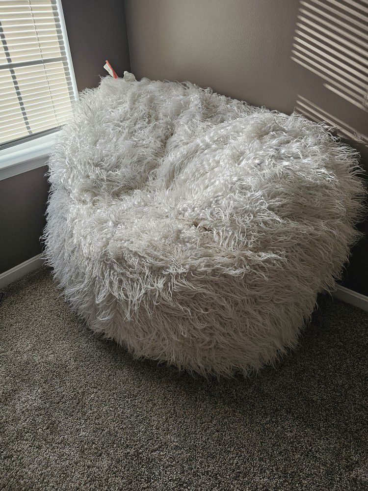 Big White Pillow Chair 