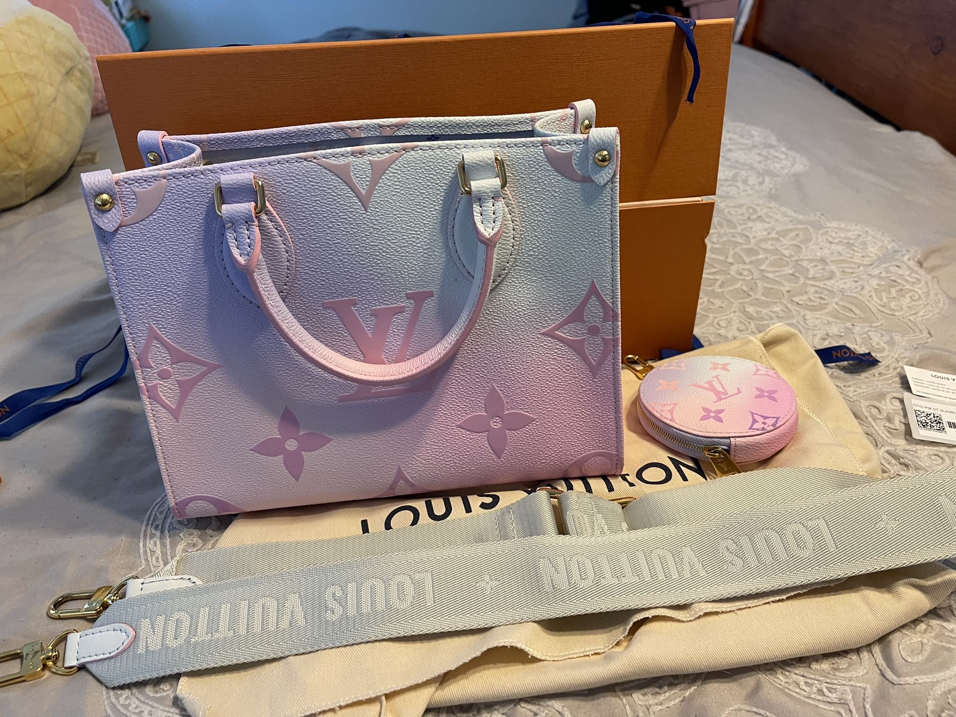 Louis Vuitton On the Go PM Sunrise Pastel for Sale in Victorville, CA