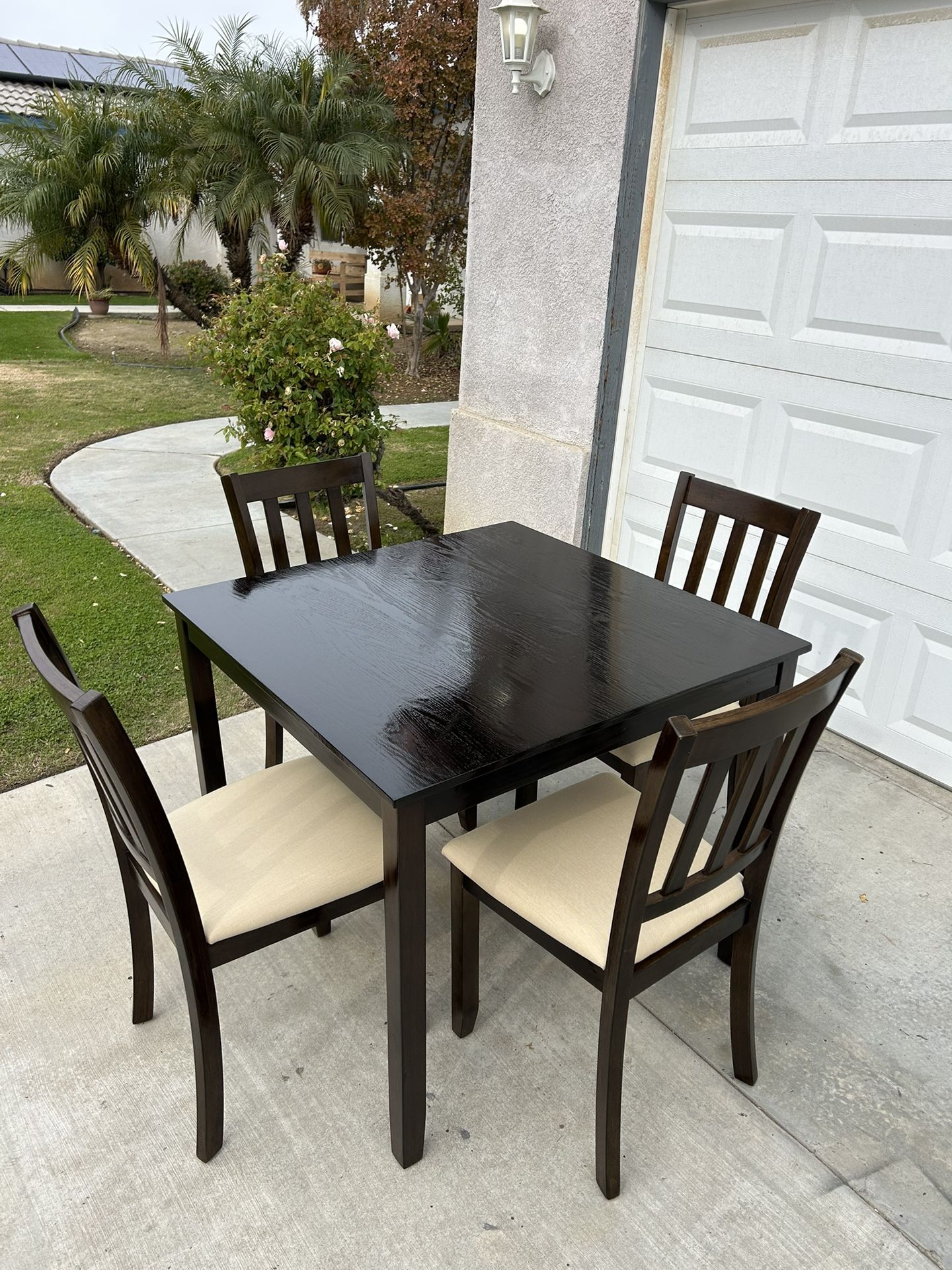 Dining table comes with 4 chairs