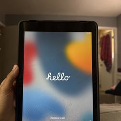 Apple iPad 5th Generation – Works Great – Cracked Screen