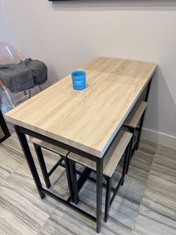 Counter Height Dining Table Set with 4 Matching Stools