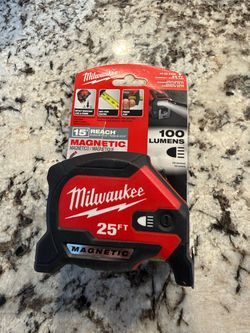 Milwaukee 25ft Magnetic Tape Measure with Light