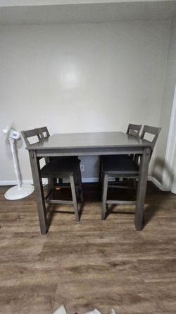 ​Counter Height Dining Table with 4 Stools / Pub Set