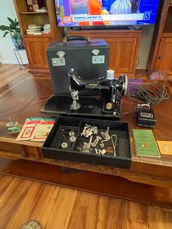 Vintage singer featherweight 1930s sewing machine case & accessories
