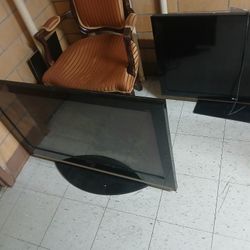 Two Large  TV 41 Inch And 40 Inch  Samsung Ang LG  120 Both