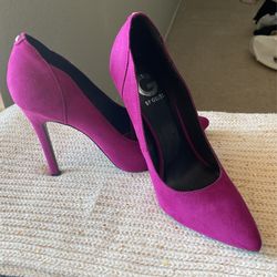 New Guess Classic Pump