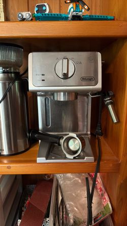 De’Longhi espresso machine, grinder, tamper and basket