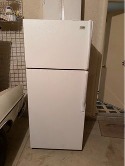 White Top-Freezer Refrigerator – Works Great