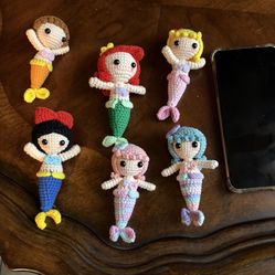 Muñeca de crochet hecha a mano.