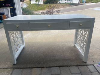 White desk with three drawers