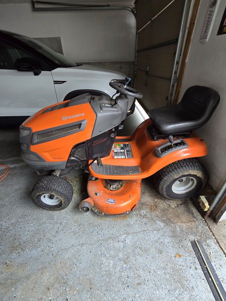 Husqvarna TS 142 42 in. 22 HP Double Bagger Gas Riding Lawn Mower, Briggs & Stratton Engine, Hydrostatic Transmission