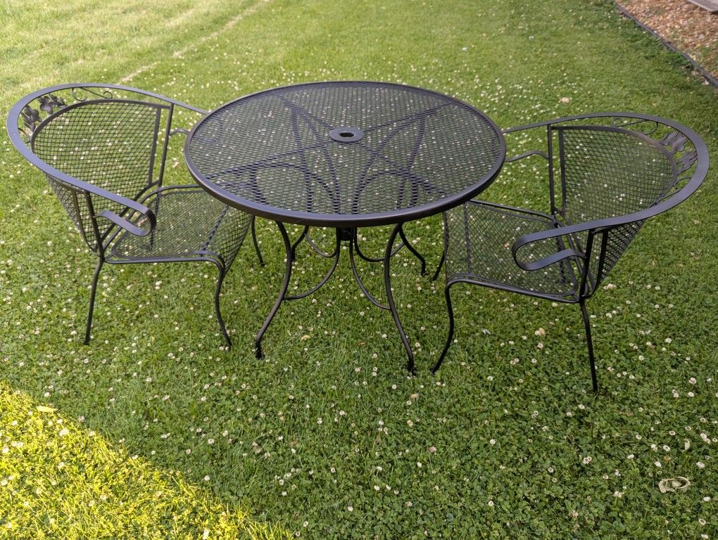 Plantation Patterns Wrought Iron Bistro Set (Meet Up is In Darien)