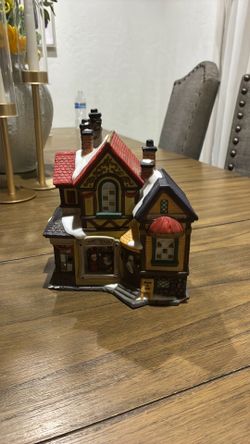 Vintage 2001, granduer Noel Christmas village toy shop slightly damaged as is
