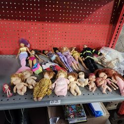 19 different dolls 11 small ones 8  big dolls barbie size  1 bag of clothes 