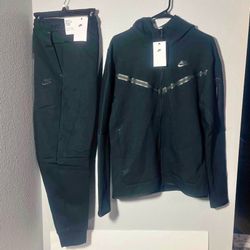 Black Nike Tech Fleece