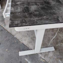 Desk Height Adjustable ⬇️⬆️ Ergonomics Friendly