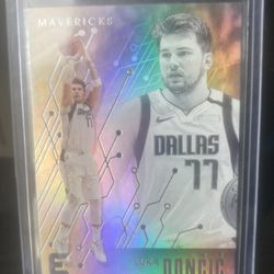 2019-20 Panini Chronicles Essentials #206 Luka Doncic Holo Dallas Mavericks