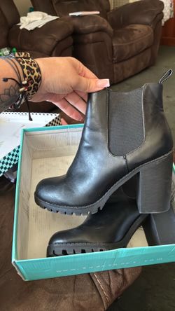 Woman’s size 9 boots
