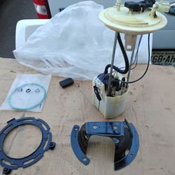 Nice 2017 Ford F-350 Complete Fuel Pump With Level Indicator, O- Ring Locking Ring & Cover OEM. 