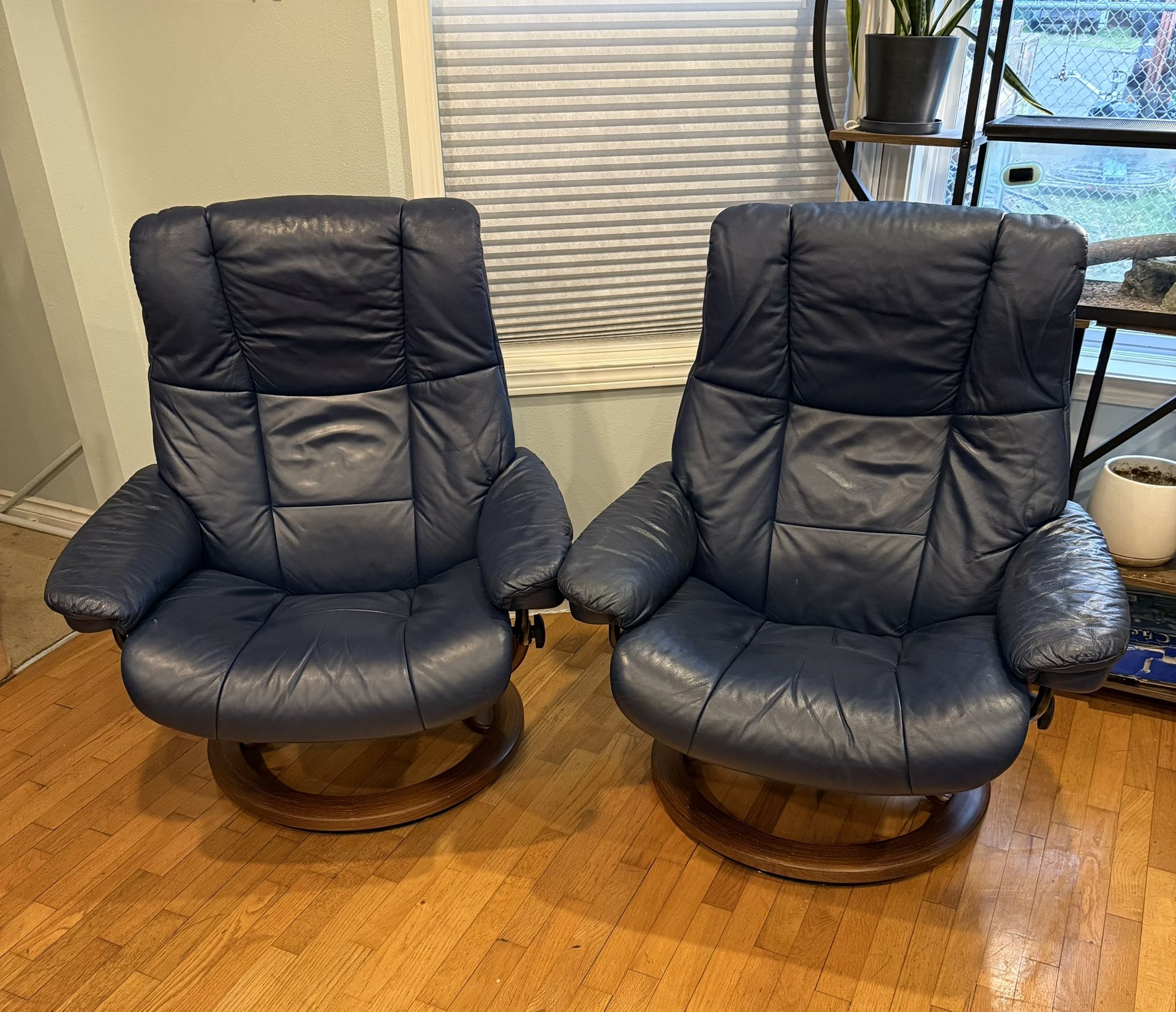 2 Large Ekornes Stressless Mayfair Recliner Chairs In Dark Blue