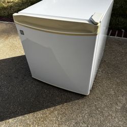 Mini Fridge 