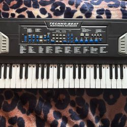 Techno Beat Electronic Keyboard -great Condition 