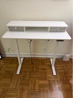 Electric standing desk