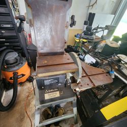 Delta sanding station.  6" wide belt and 12" disc.