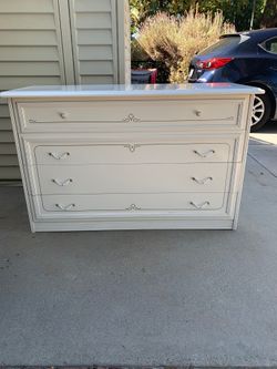 White 4 drawers dresser/ chests of drawers