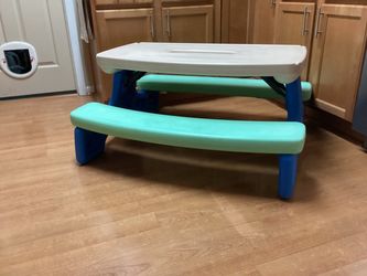 Kids Play Table-Little Tikes. (S)