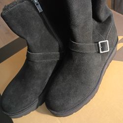 UGG BOOTS SIZE 9 BRAND NEW 