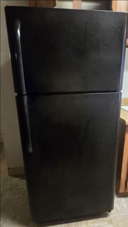 GE Fridge Black. GE, Refrigerador negro.