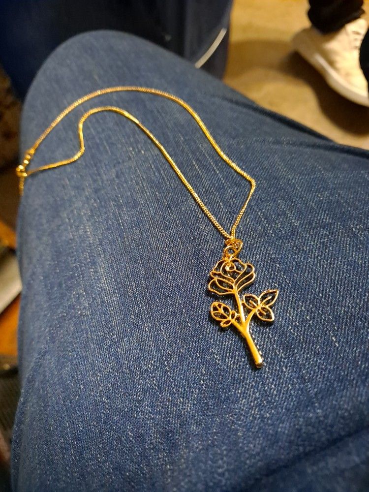 Gold  Chain With Rose Pendant 