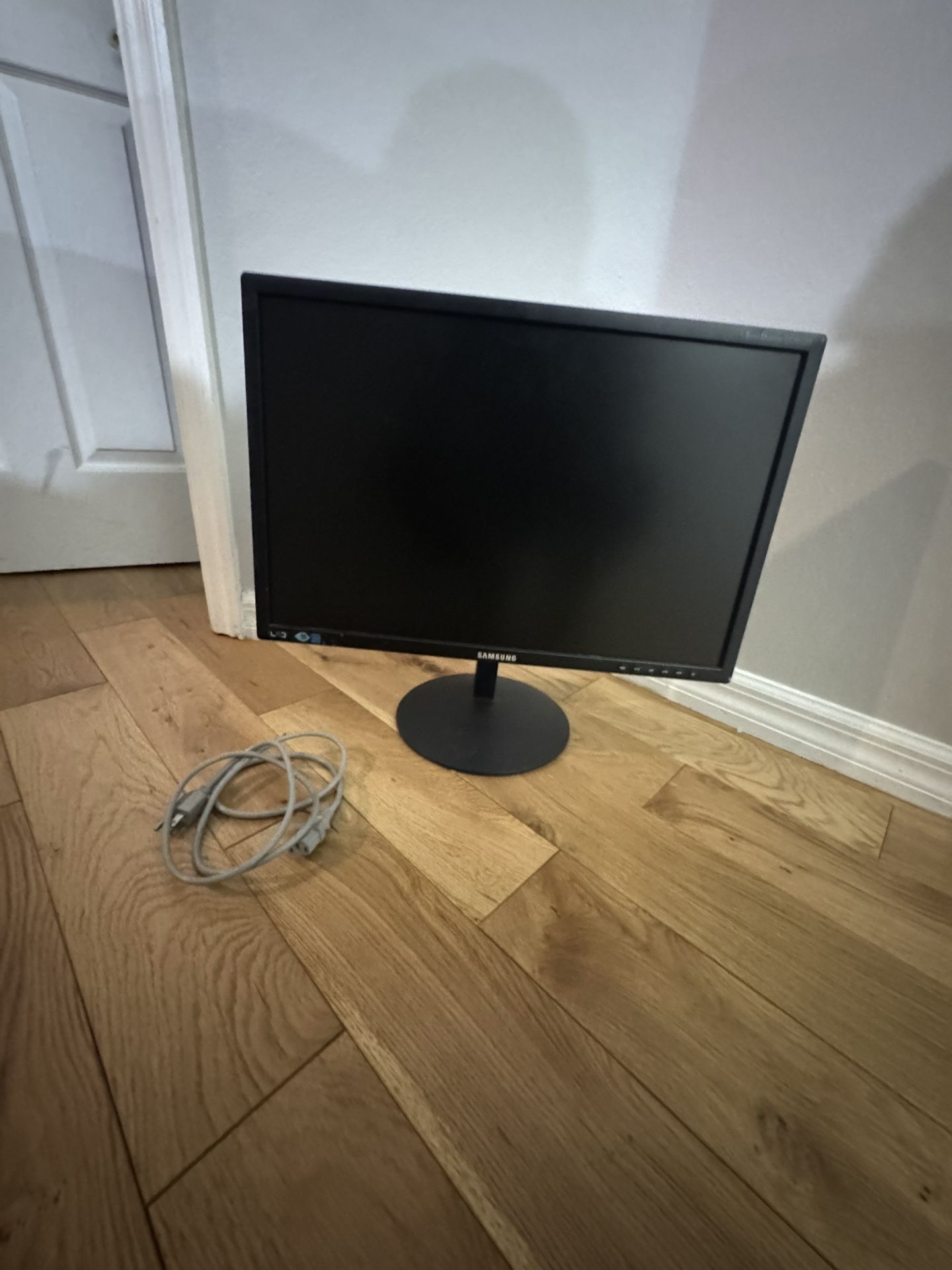 Samsung 22’ Monitor with Stand