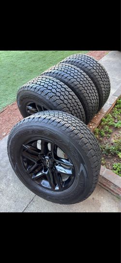 Chevy Silverado trail Boss rims and tires