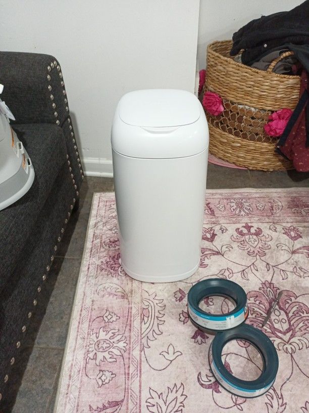 Genie Diaper Pail With 4 Refills Of Diaper Trash Bags Able To Hold 320 Diapers Each