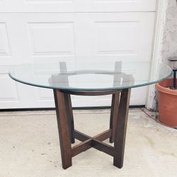 Dining Table In Excellent Condition 
