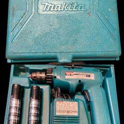 Makita Cordless Drill Driver Set With Batteries Charger and Case 