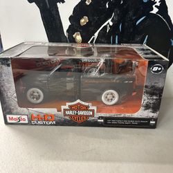 Maisto 1/27 scale Harley Davidson 1999 ford f350 & 2002 FXST8 bike