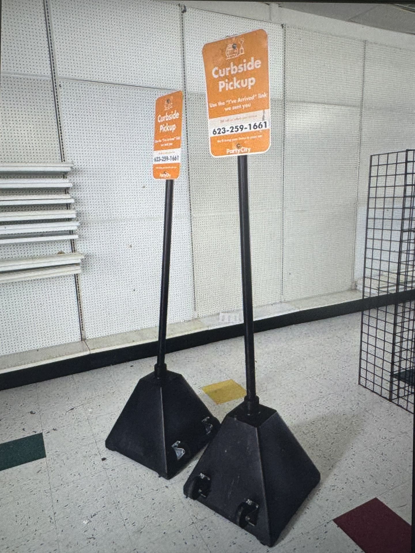 Curbside Pickup Signs