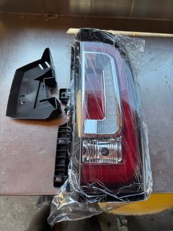 GMC Yukon Right tail light