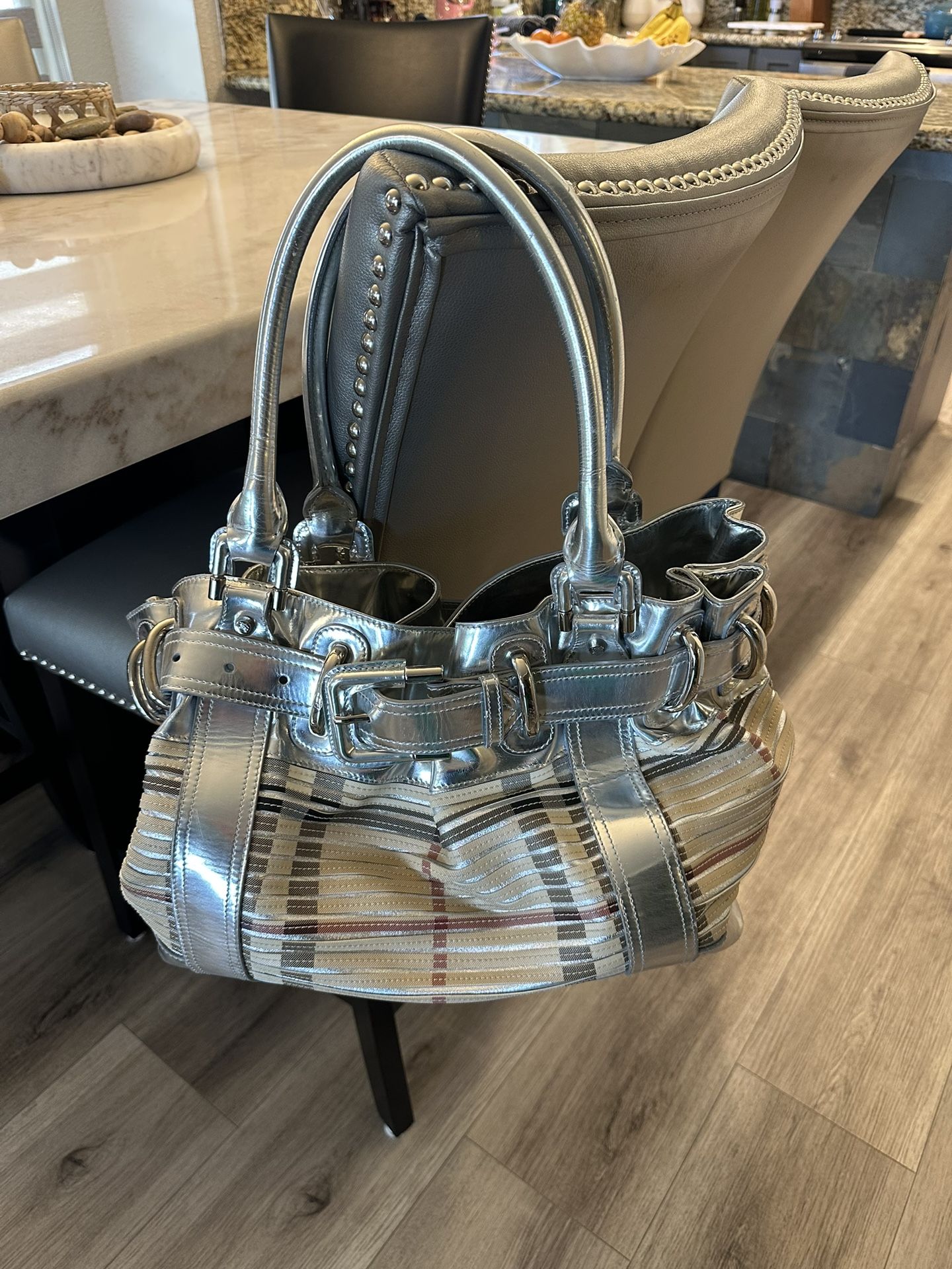 LIKE NEW AUTHENTIC PURSE