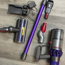 Dyson V10 Cordless Stick Vacuum Cleaner - strong battery works perfectly (delivery available)