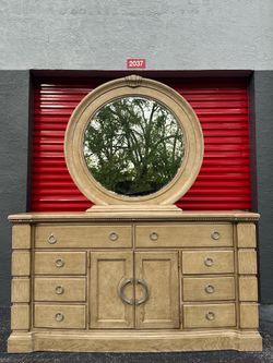 Solid wood dresser and mirror in great condition / Delivery negotiable