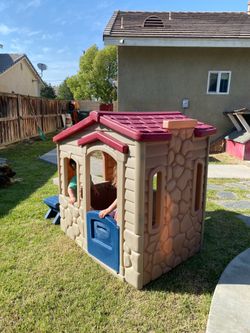 Little Tikes Picnic on The Patio Playhouse