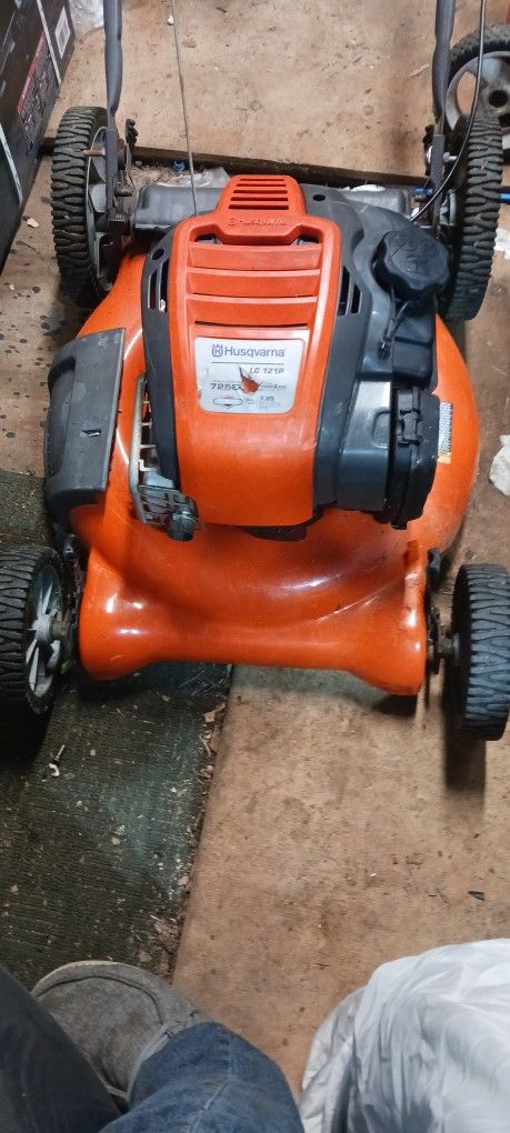 Husqvarna Lc121p7 And 1/4 Horsepower Briggs & Stratton Push Mowerv6